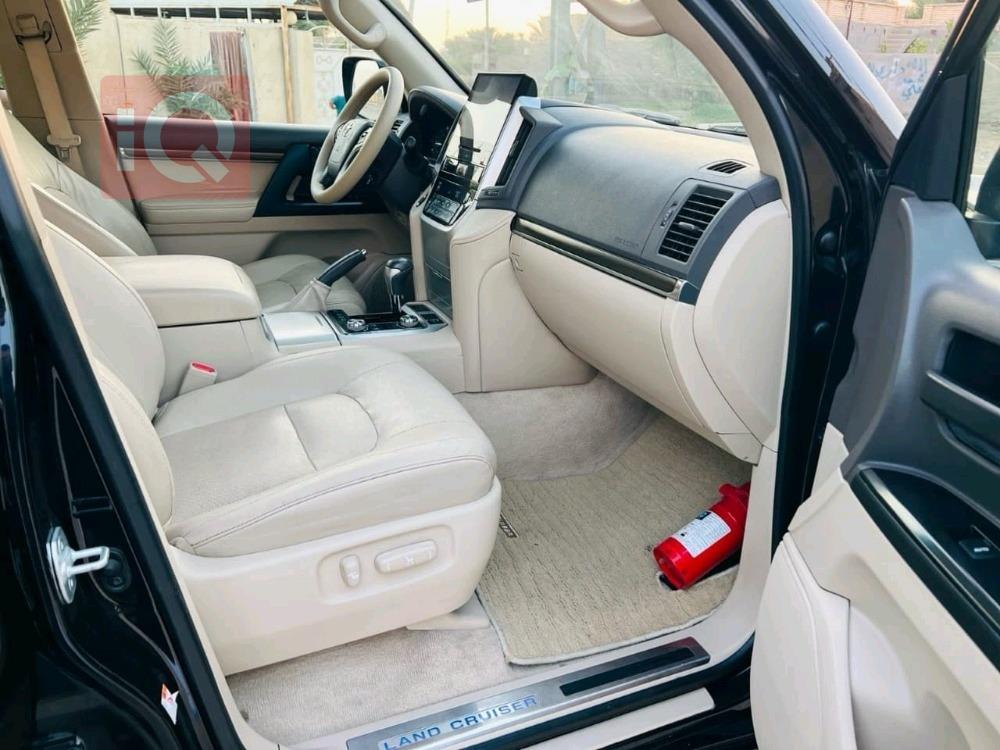 تۆیۆتا لاند کروزەر